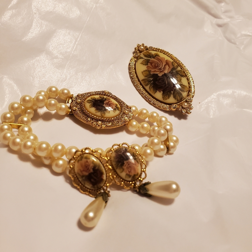 Vintage Roses & Pearls Set - Picture 2 of 2
